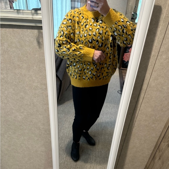 Lisa Kate Women’s Fuzzy Animal Print Sweater - Picture 3 of 3